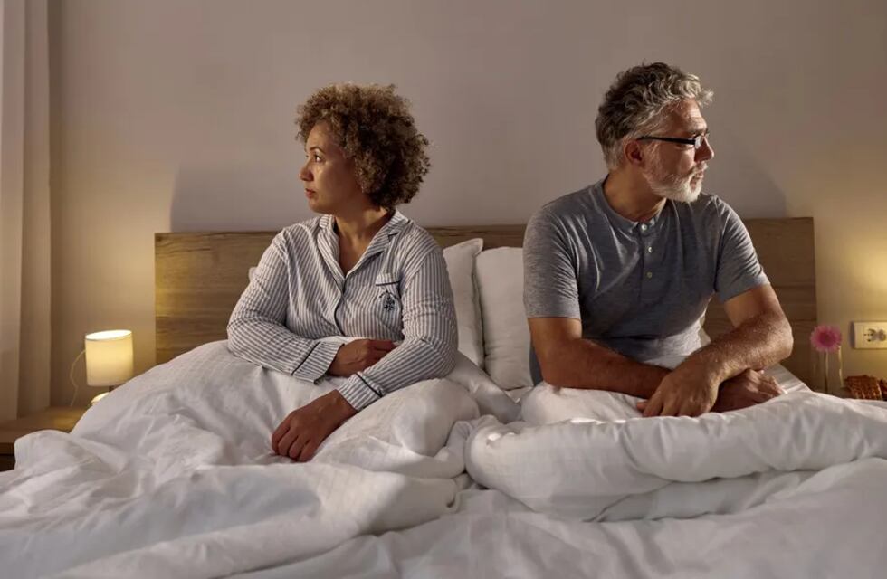 Qué quiere decir que tu pareja te dé la espalda en la cama al dormir, según un estudio de psicología