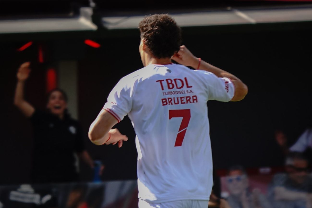 Facundo Bruera, autor de los dos goles en la victoria de Barracas ante Argentinos. (@barracascentral).