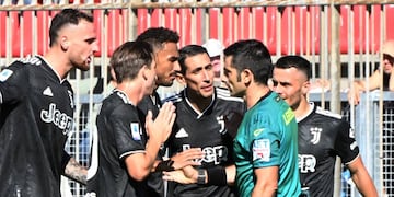 El ex PSG y Real Madrid se fue al vestuario por una reacción violenta contra Armando Izzo.