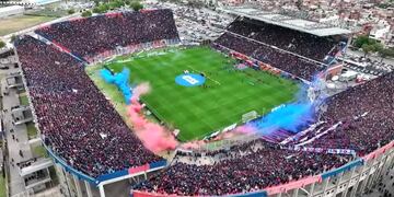 Miles de hinchas de San Lorenzo se acercaron al estadio para despedir a sus ídolos.