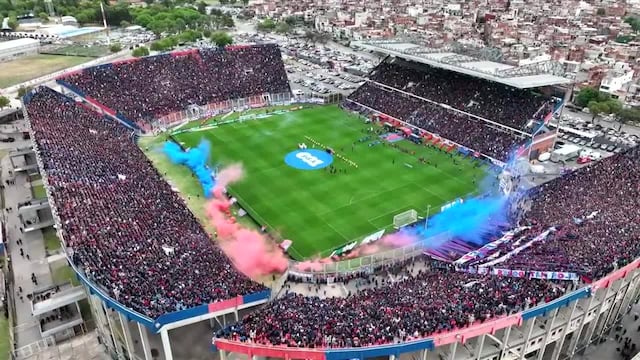 Miles de hinchas de San Lorenzo se acercaron al estadio para despedir a sus ídolos.