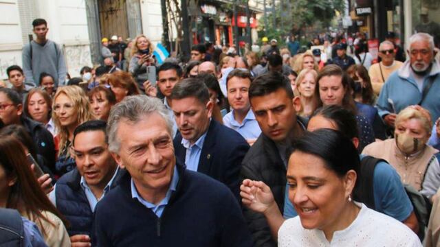Mauricio Macri, en la peatonal de Córdoba.