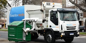 El Servicio Urbano de Mantenimiento Ambiental Rosario (Sumar) cuenta con camiones recolectores de residuos con carga lateral.