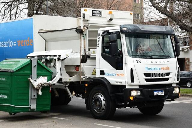 El Servicio Urbano de Mantenimiento Ambiental Rosario (Sumar) cuenta con camiones recolectores de residuos con carga lateral.