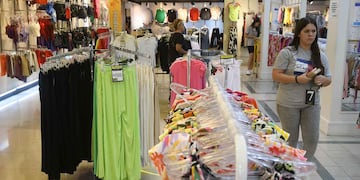 Las ventas cayeron más de 13% interanual en diciembre en comercios minoristas.