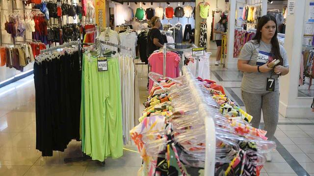 Las ventas cayeron más de 13% interanual en diciembre en comercios minoristas.