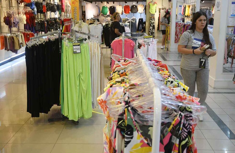 Las ventas cayeron más de 13% interanual en diciembre en comercios minoristas