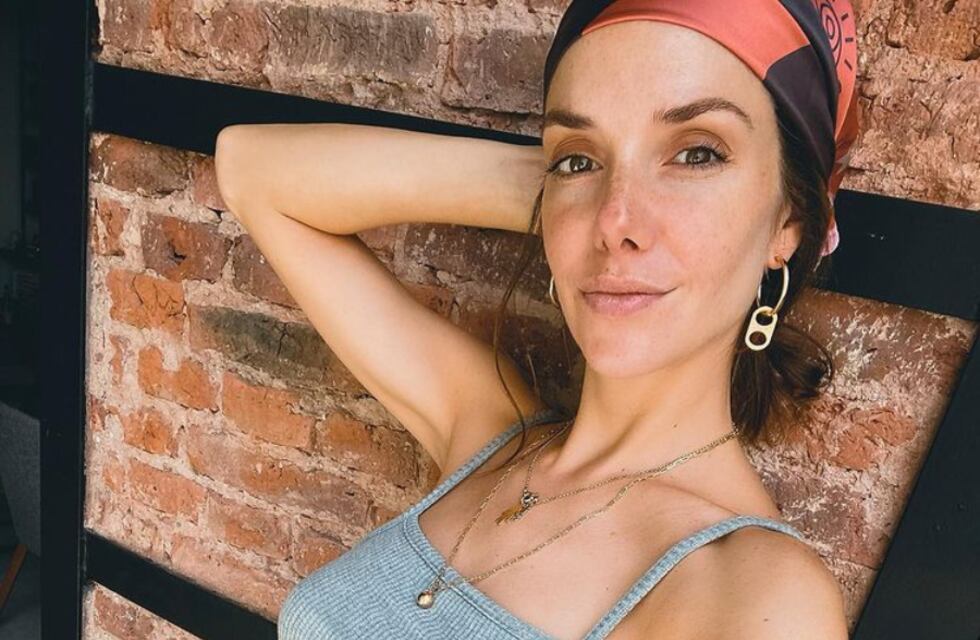 Al estilo novia en fuga, Julieta Nair Calvo lució un vestido blanco y unos borcegos rockeros