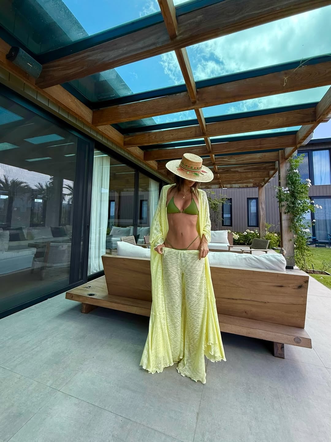 Pampita dio cátedra de estilo y se convirtió en la reina del verano con un look de playa tendencia