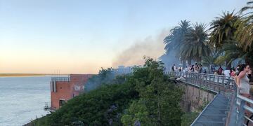 El efecto de las llamas podía verse a varios metros de distancia con el Paraná de fondo. (@MalaumarMara)