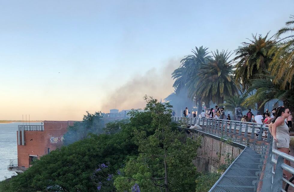 A la vera del humo: un incendio complicó la tarde en el Parque España
