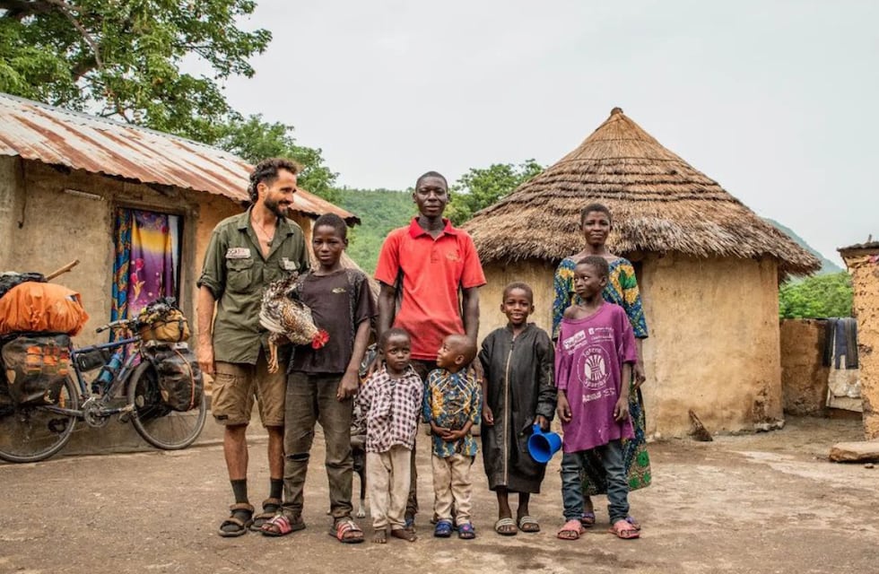 Quién era Juan Betolli, el fotógrafo cordobés que fotografiaba África arriba de su bicicleta