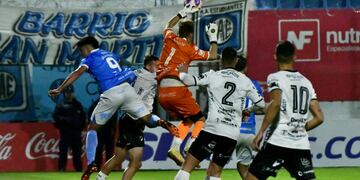 En Río Cuarto, pura impotencia. Estudiantes perdió contra un alicaído All Boys (Tomás Fragueiro / La Voz).