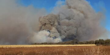 Bomberos intentan contener un reinicio de incendio.