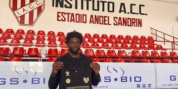 Ronald Jackson Jr se probó la camiseta de Instituto.