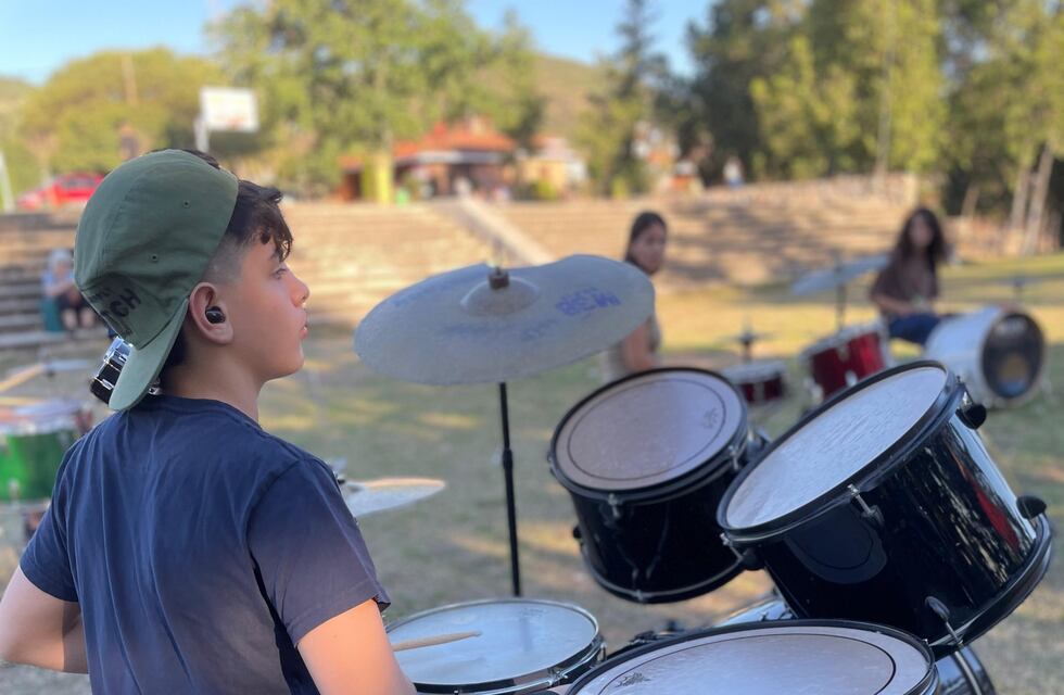 Clase abierta de batería en la costanera de Carlos Paz