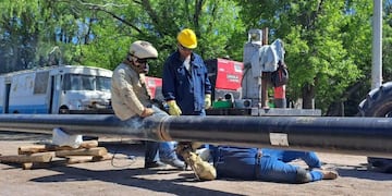 El tendido del nuevo gasoducto en San Rafael llegó a la zona urbana y piden precaución a los conductores.
