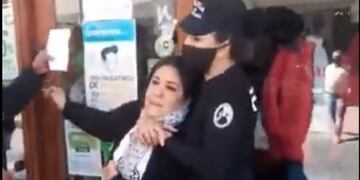 Policía fue pasada a disponibilidad por violento arresto.