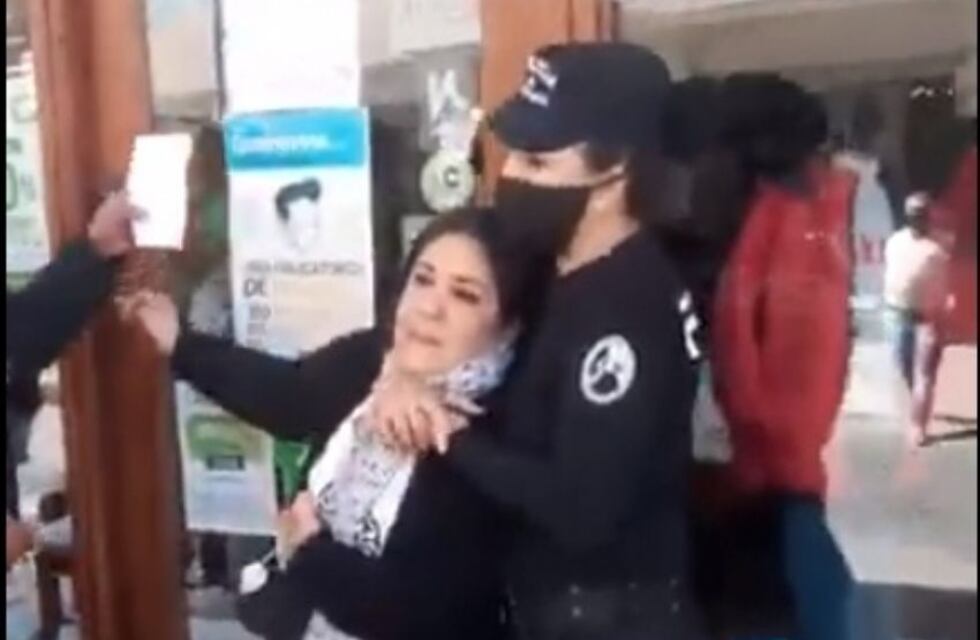 Pasaron a disponibilidad a la mujer policía involucrada en un violento arresto