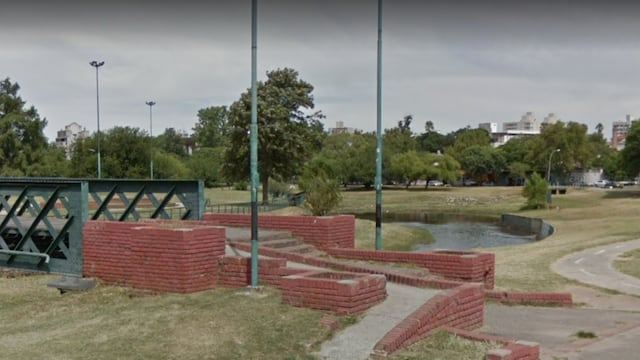 El hombre habría perdido el equilibrio y cayó al cauce.