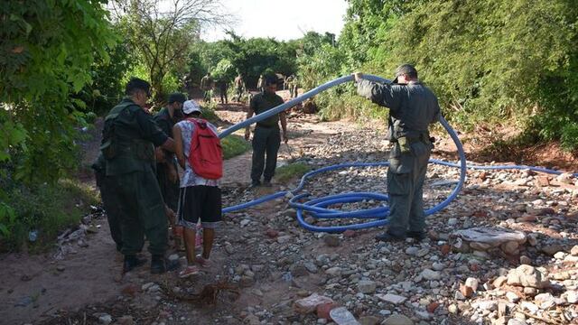 La banda traficaba aceite a Bolivia con una manguera a través de la frontera