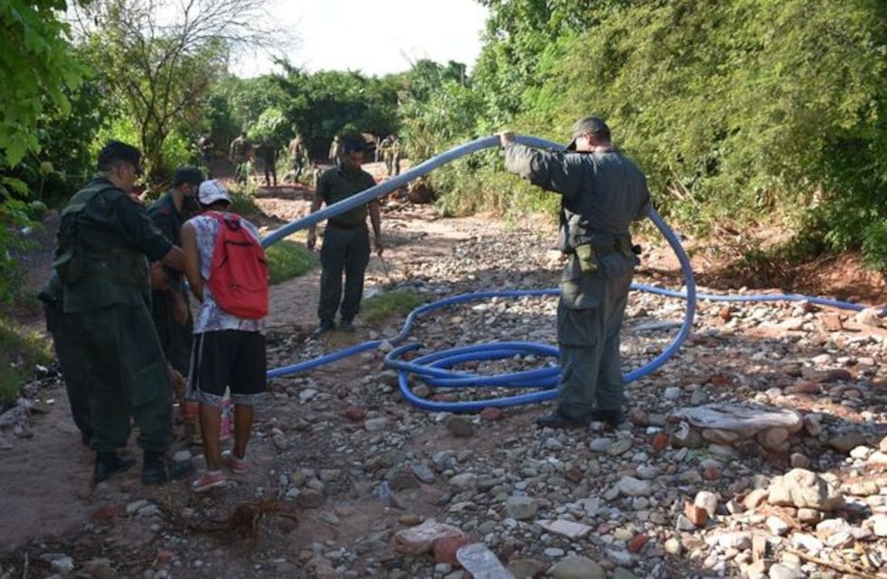 Desbarataron una banda que traficaba aceite a Bolivia con una manguera a través de la frontera