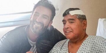La foto que Leopoldo Luque y Maradona se sacaron el día de la operación de diego. (Clarín)
