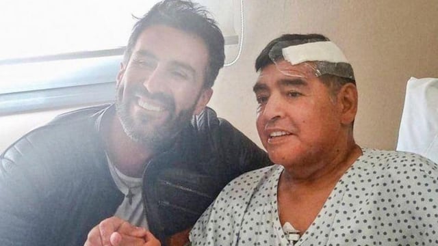 La foto que Leopoldo Luque y Maradona se sacaron el día de la operación de diego. (Clarín)