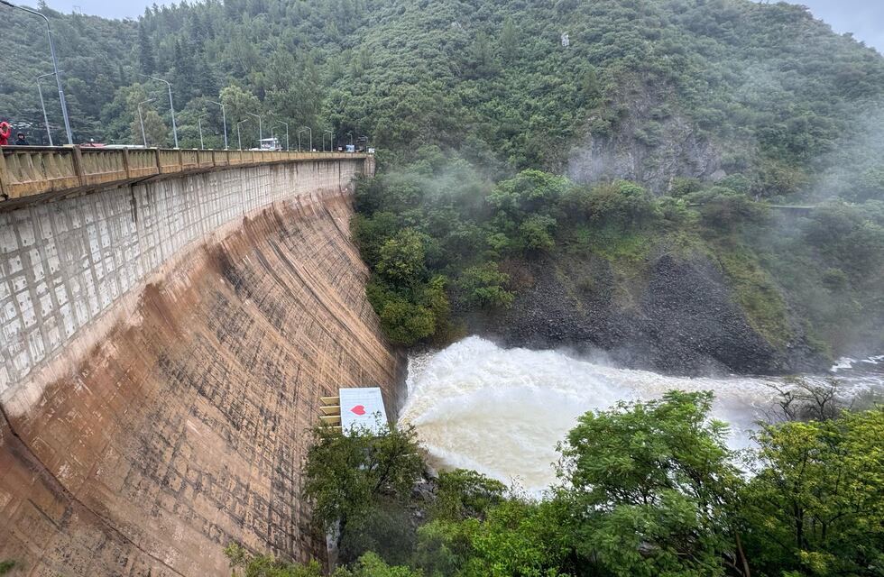 Tormenta y crecientes en Villa Carlos Paz: abren una válvula del dique San Roque
