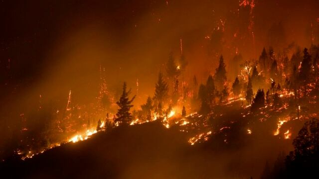 El ministro de Ambiente y Desarrollo Sostenible, Juan Cabandié, anunció hoy que presentará una denuncia penal para que se investiguen "los incendios intencionales" en zonas de Río Negro y Chubut, los que forzaron la evacuación de al menos 200 pobladores y dejaron a "15 personas en condición de desaparecidas y más de 100 casas afectadas por el fuego".
