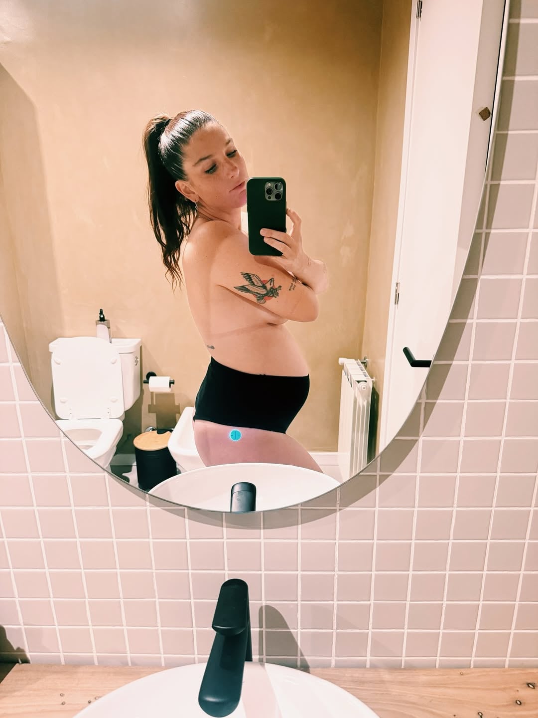 Al borde de la censura: Juana Repetto posó frente al espejo sin corpiño y desafió todos los límites