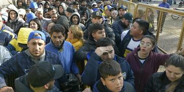 Los hinchas de Boca en el Malvinas para sacar sus entradas, de Copa Argentina.