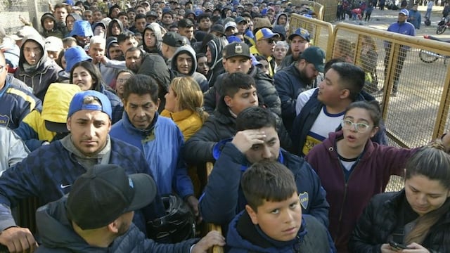Los hinchas de Boca en el Malvinas para sacar sus entradas, de Copa Argentina.