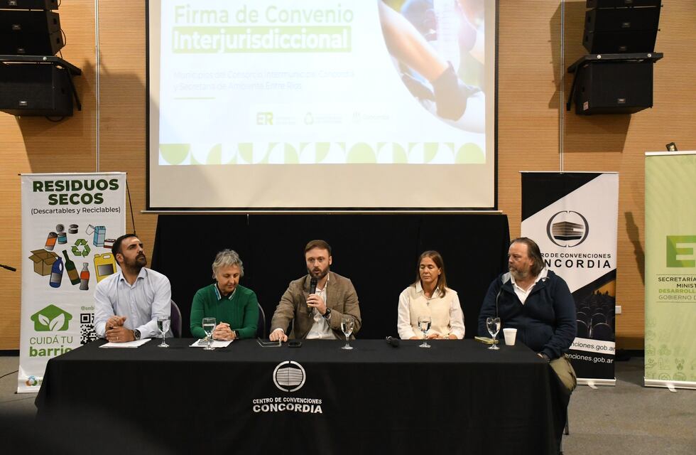 Azcué y jefes comunales del departamento Concordia firmaron un convenio para mejorar la gestión de residuos