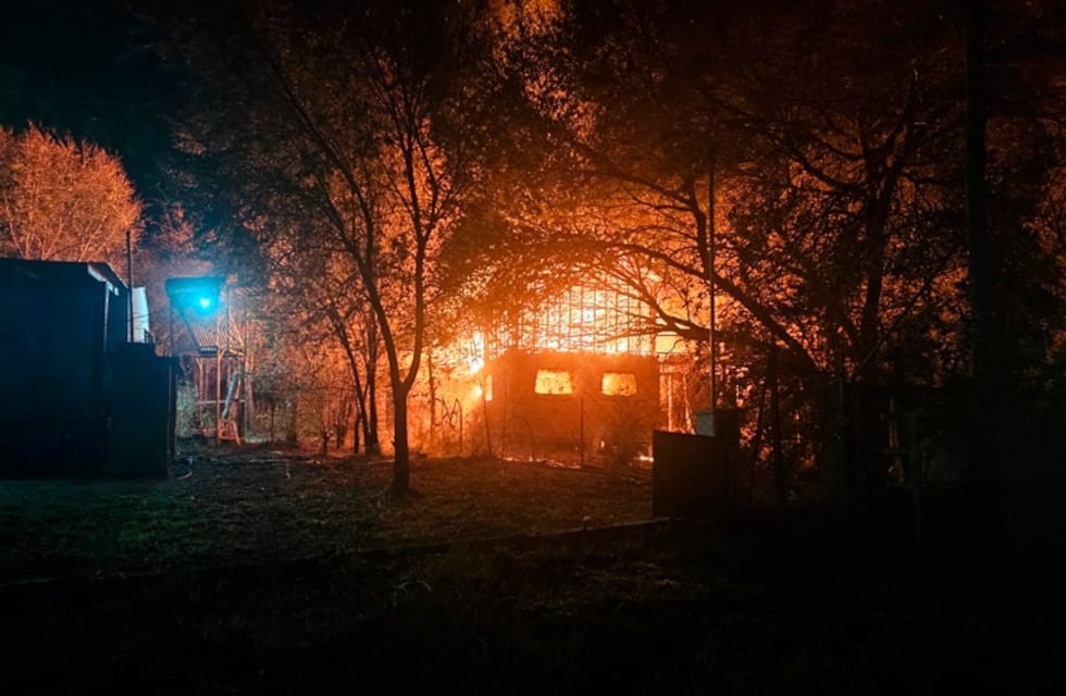 Incendio en Cosquín destruyó una vivienda y los bomberos lograron extinguir las llamas