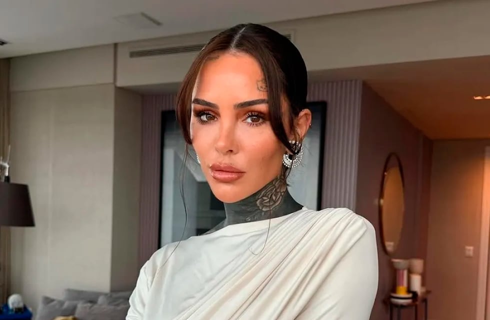 Cande Tinelli eligió los jeans tendencia y los combinó con un accesorio must: “Vestite conmigo”