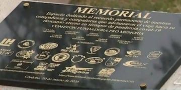 El memorial tiene aproximadamente 75 nombres de hombres y mujeres que perecieron en la pandemia.