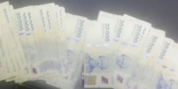 Discutió con su esposa, tiró $8 millones por la ventana y un vecino se llevó la plata