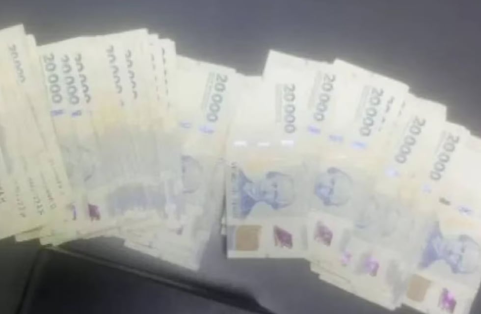 Discutió con su esposa, tiró $8 millones por la ventana y un vecino se llevó la plata