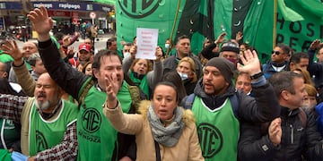 Los gremios sostienen que los salarios de los empleados estatales no alcanzan y exigen una revisión de las paritarias.