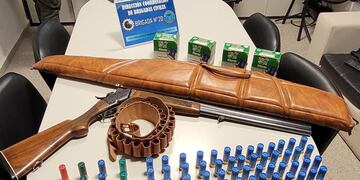 En los operativos se encontraron armas, chalecos antibala, ropa policial y marihuana. (Policía)