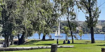 Carlos Paz paisaje soleado.
