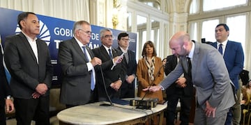 En un acto solemne en el Salón Blanco de la Casa de Gobierno, el gobernador Osvaldo Jaldo dio la bienvenida a cuatro nuevos funcionarios.