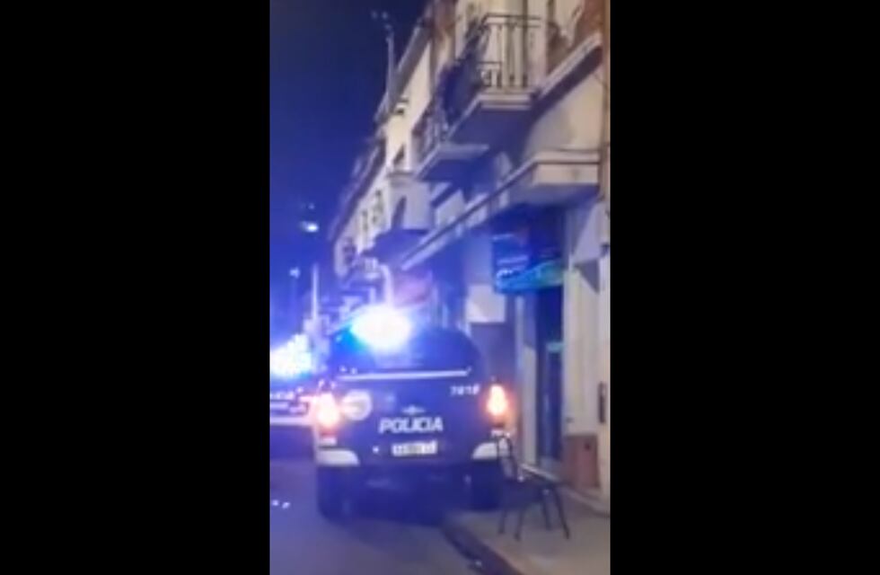 Increíble video en Córdoba: un policía rescató a un nene de tres años que deambulaba en un balcón