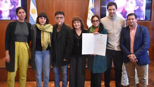 Alejandro Carrizo y Cecilia Calvó, junto a miembros del equipo de la obra de teatro "Lola Mora, una pasión”, posan para los medios con legisladores provinciales.