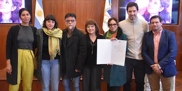 Alejandro Carrizo y Cecilia Calvó, junto a miembros del equipo de la obra de teatro "Lola Mora, una pasión”, posan para los medios con legisladores provinciales.