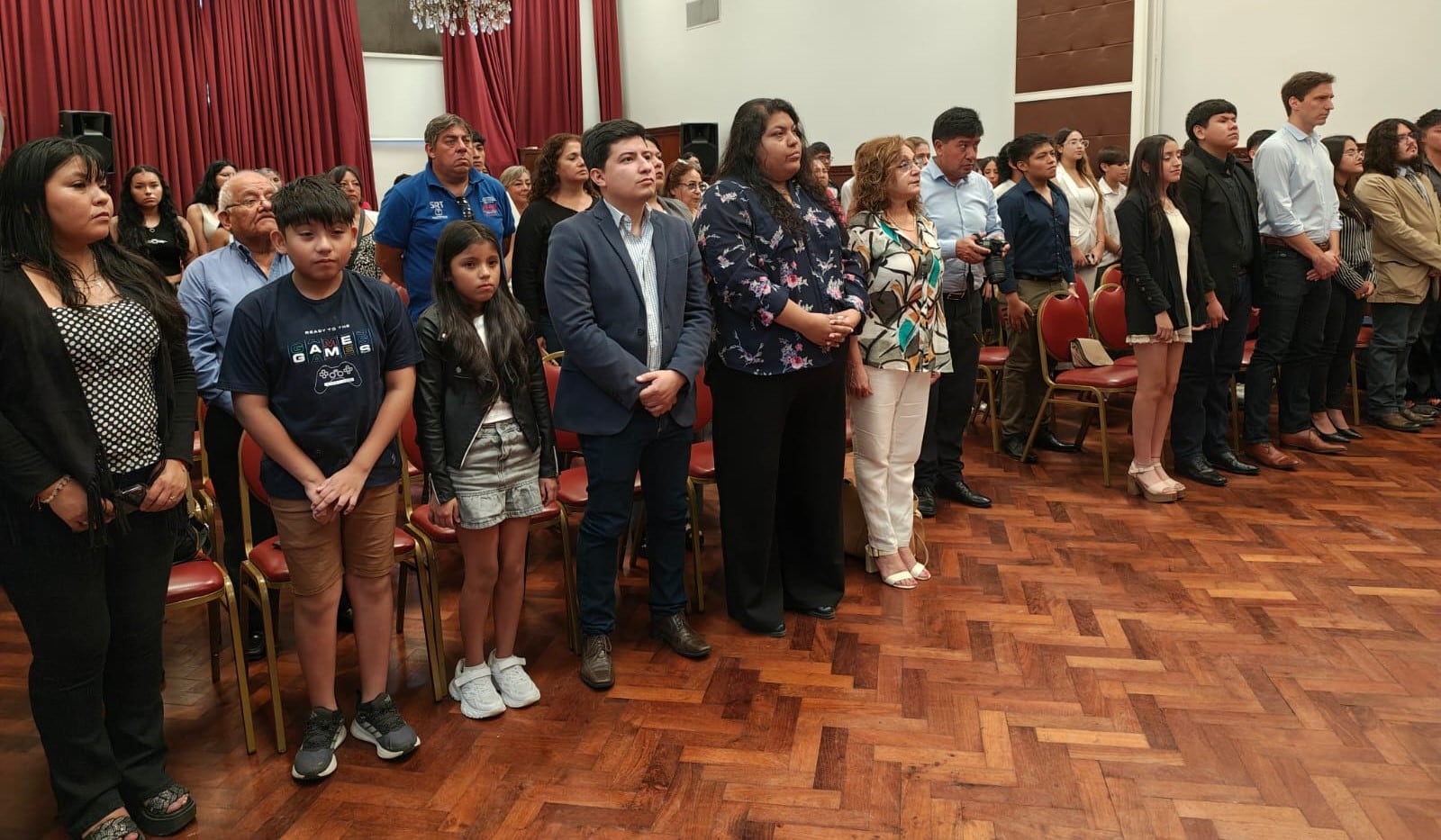 La diputada Agustina Guzmán y la exministra de Educación Miriam Serrano, ambas al centro, acompañaron con el diputado Adriano Morone a los estudiantes de la Fe.C.E.N.S.