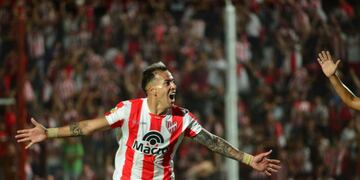 Facundo Suárez, delantero de Instituto, marcó el 2-0 parcial de la Gloria ante Atlético Tucumán por la Copa de la Liga en el Monumental de Alta Córdoba. (Javier Ferreyra / La Voz)