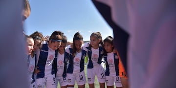 Todas juntas. Las futbolistas de Talleres, antes de salir a jugar. (Archivo / La Voz)