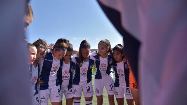 Todas juntas. Las futbolistas de Talleres, antes de salir a jugar. (Archivo / La Voz)